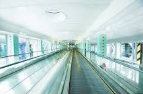 Lối đi bộ di chuyển sân bay có kiểm soát VVVF 0,65m / s Thang cuốn và người đi du lịch