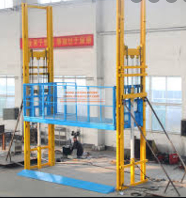 0,5m / s 2000KG Thang máy chở hàng ngoài trời Tấm thép phun