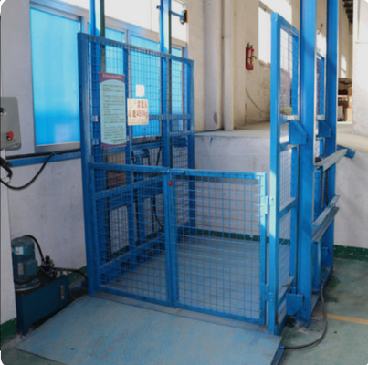 0,5m / s 2000KG Thang máy chở hàng ngoài trời Tấm thép phun